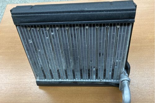 車のエアコン部品エバポレーターの単体写真