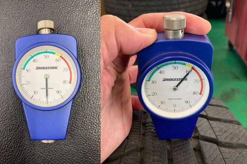 硬度計を使用してスタッドレスタイヤのゴムがどれくらい硬化しているかのチェック画像